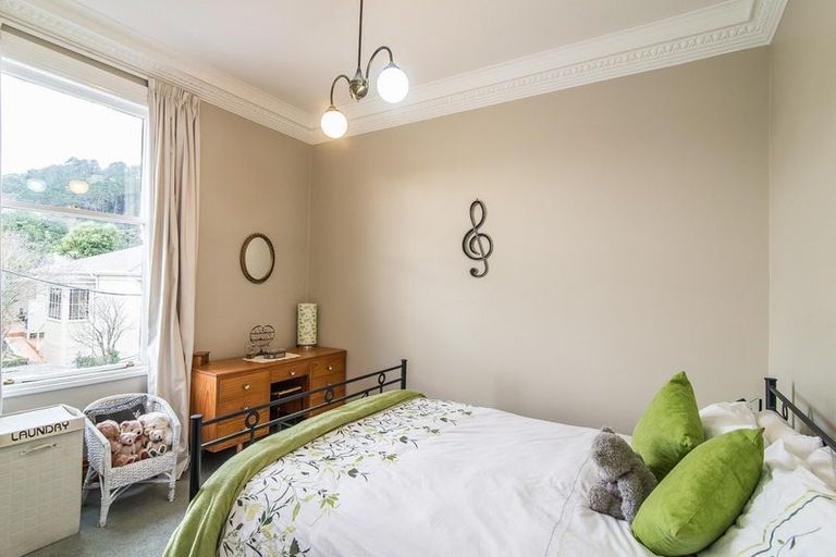 Photo of property in 2 Rixon Grove, Mount Victoria, Wellington, 6011