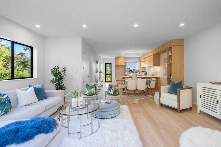 Photo of property in 2/9 Rengarenga Rise, Fairview Heights, Auckland, 0632