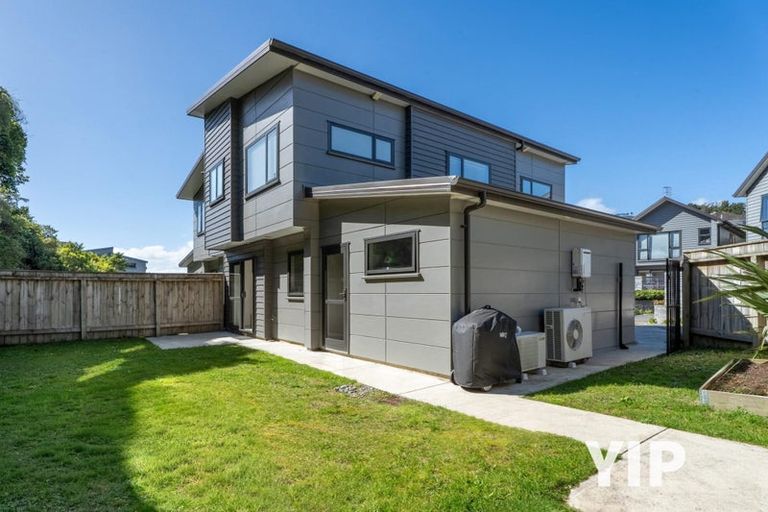 Photo of property in 15 Brindle Way, Newlands, Wellington, 6037