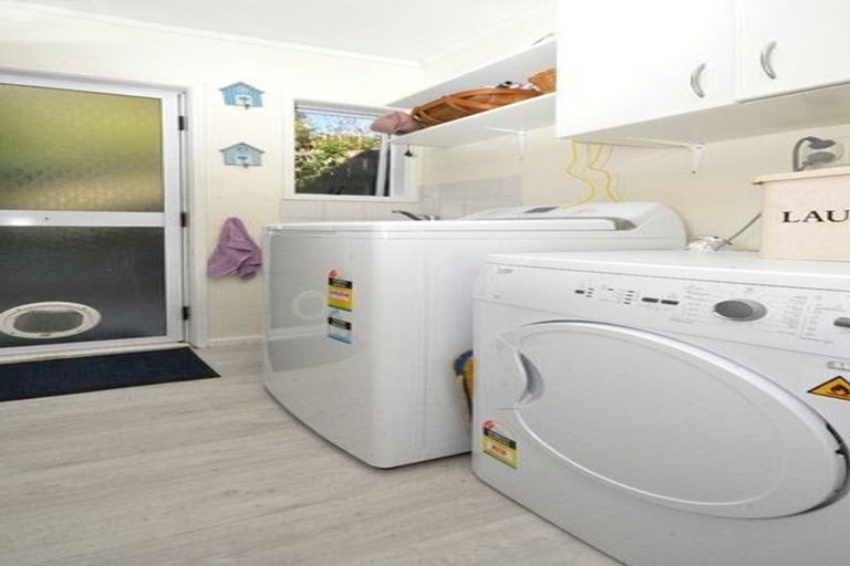 Photo of property in 3 Pohutukawa Avenue, Red Beach, 0932