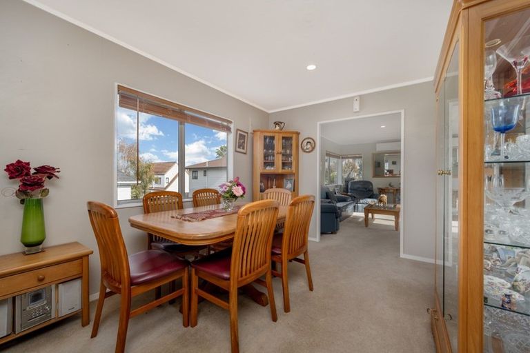 Photo of property in 2/114 Bradbury Road, Botany Downs, Auckland, 2010