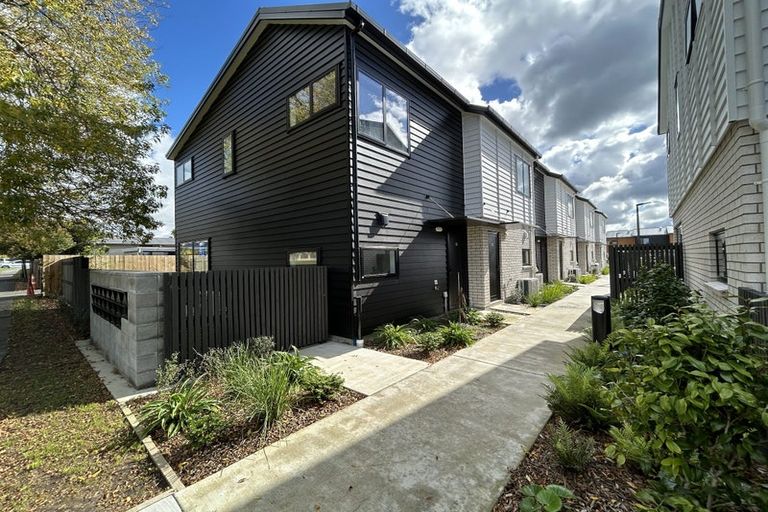 Photo of property in 11 Whati Lane, Henderson, Auckland, 0612