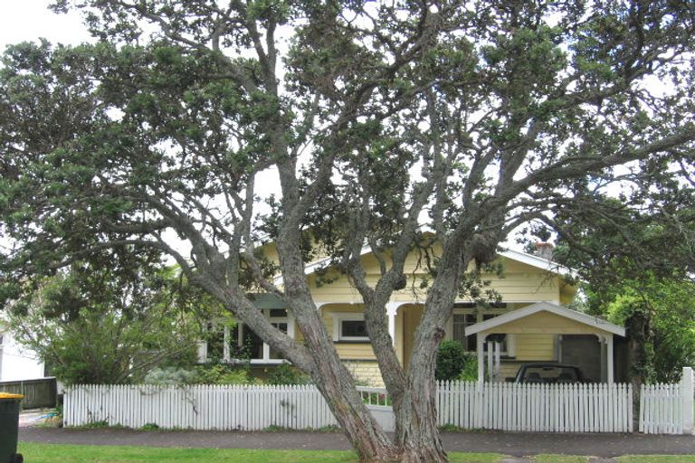 Photo of property in 50 Waterview Road, Stanley Point, Auckland, 0624