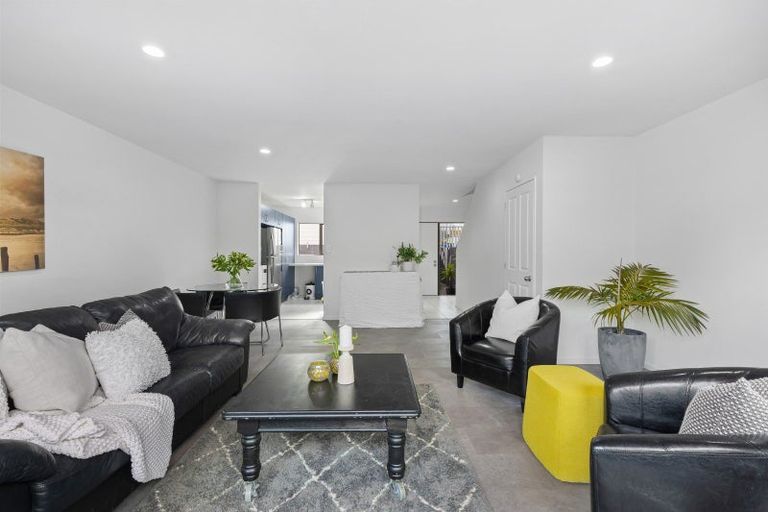 Photo of property in 27/3 Hulme Place, Henderson, Auckland, 0612