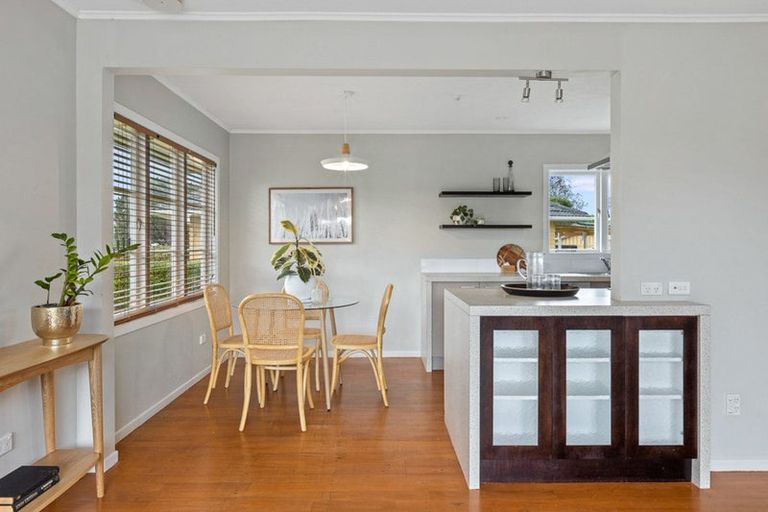 Photo of property in 12 London Street, Te Atatu Peninsula, Auckland, 0610