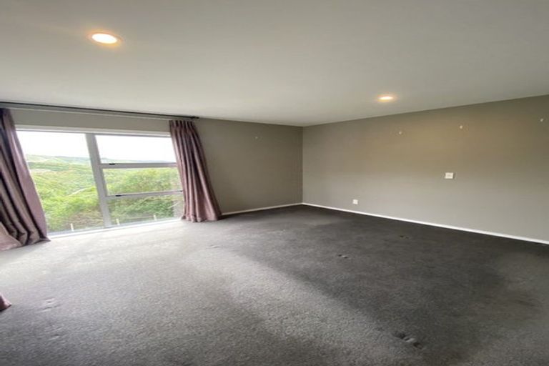 Photo of property in 61 Tamworth Crescent, Newlands, Wellington, 6037