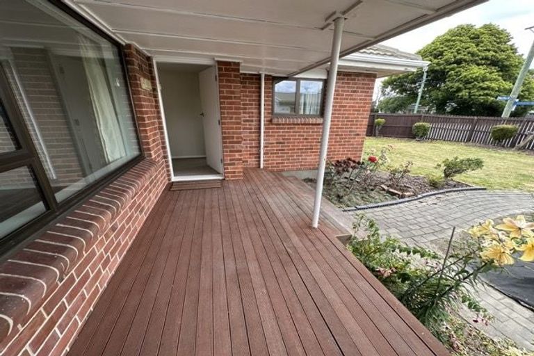 Photo of property in 32 Avonhead Road, Avonhead, Christchurch, 8042