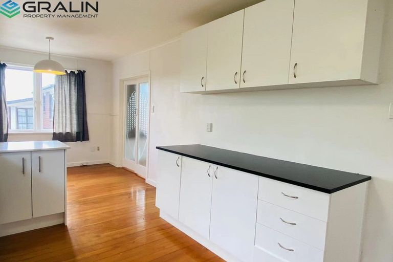 Photo of property in 5 Murray Road, Te Atatu Peninsula, Auckland, 0610