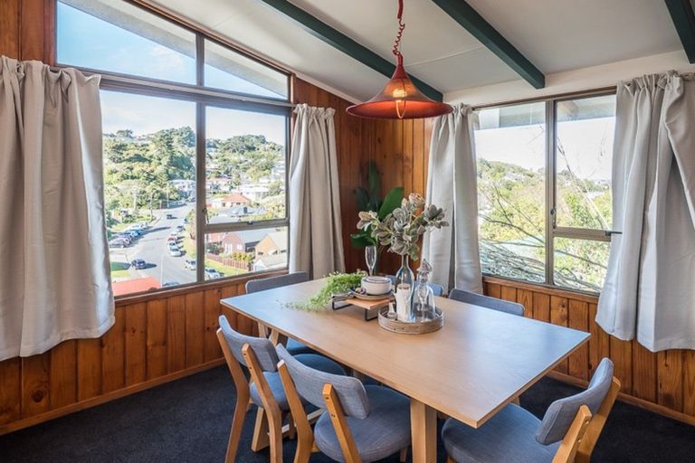 Photo of property in 117 Newlands Road, Newlands, Wellington, 6037