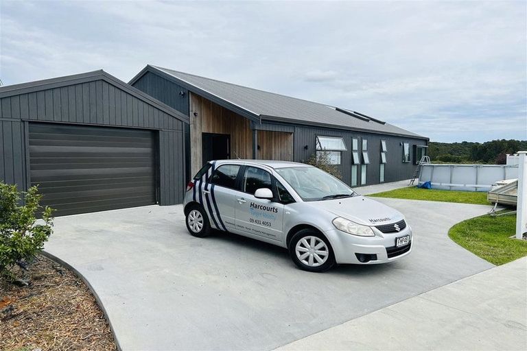 Photo of property in 7b Mavis Place, Beach Haven, Auckland, 0626