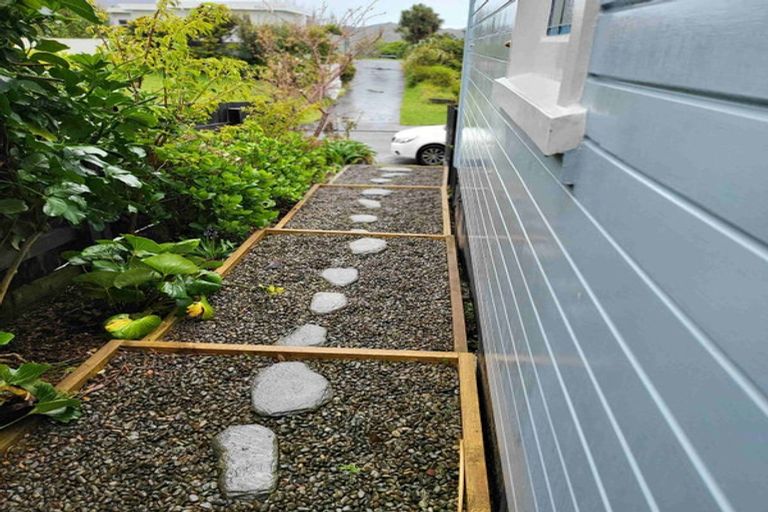 Photo of property in 12a Chapman Street, Newlands, Wellington, 6037