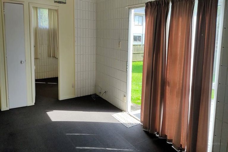 Photo of property in 2/21 Reynella Drive, Massey, Auckland, 0614