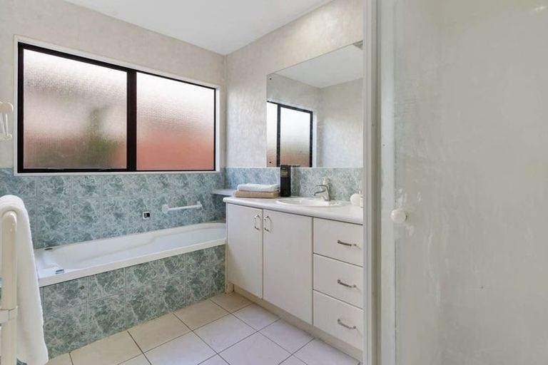 Photo of property in 240 Botany Road, Golflands, Auckland, 2013