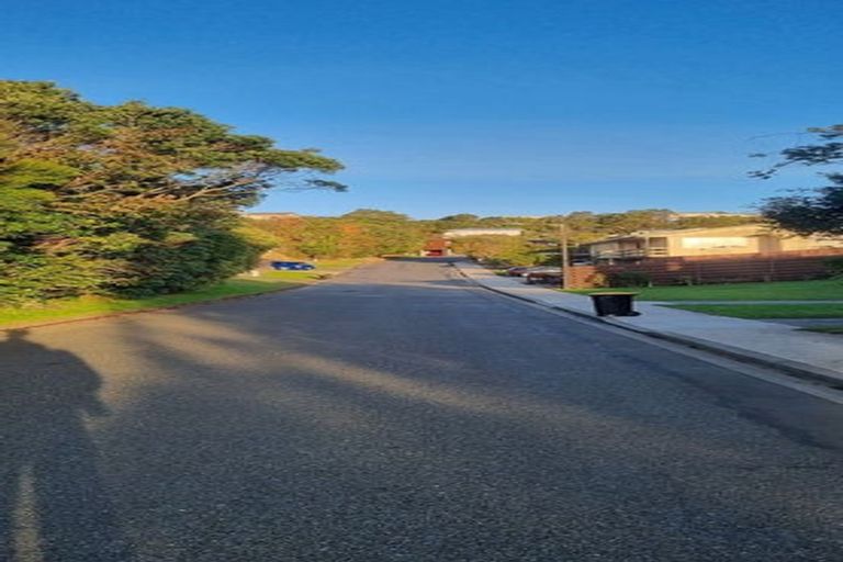 Photo of property in 1/15 Bloomsbury Grove, Newlands, Wellington, 6037