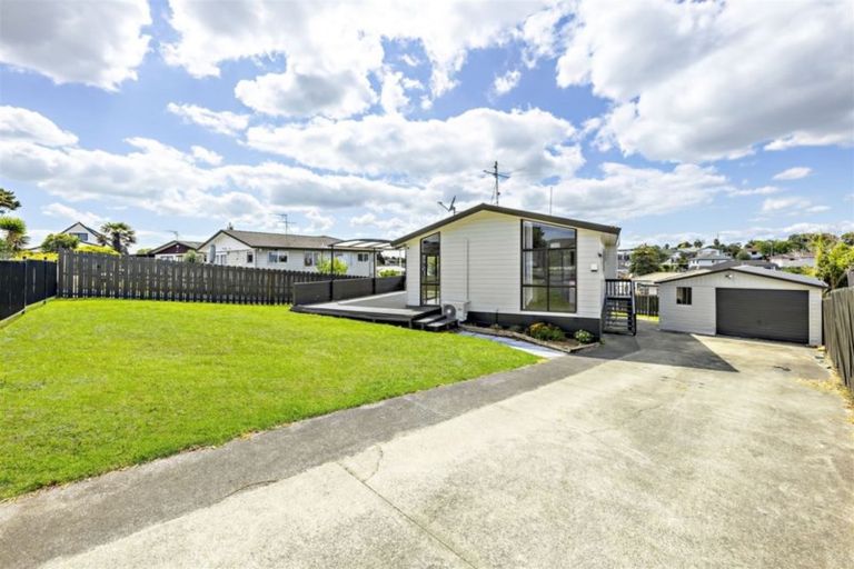 Photo of property in 71 Etherton Drive, Weymouth, Auckland, 2103