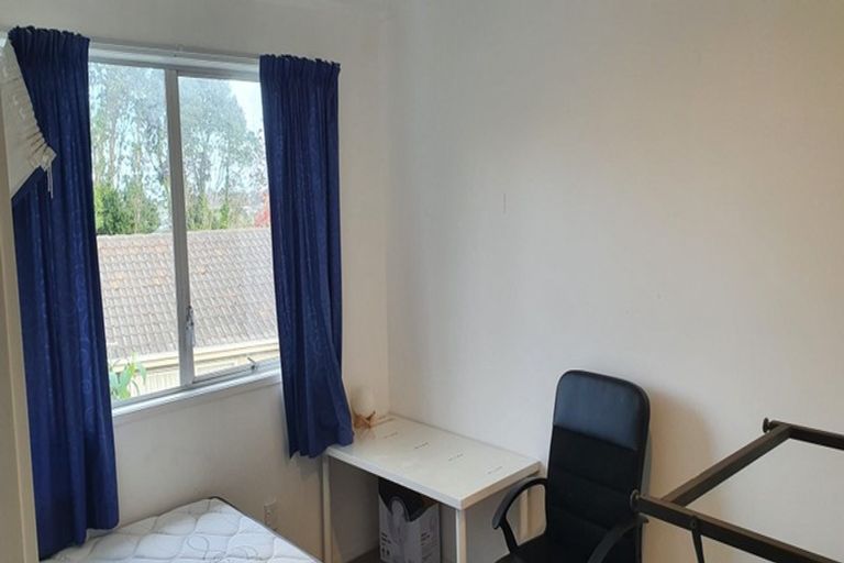 Photo of property in 16 Kemp Road, Massey, Auckland, 0614