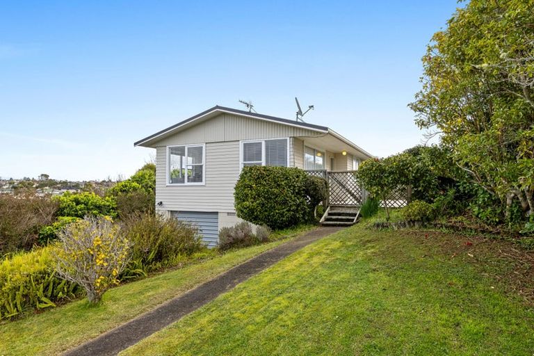 Photo of property in 11 Barker Rise, Northcross, Auckland, 0632