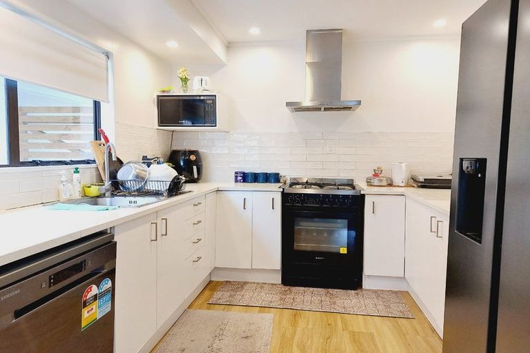 Photo of property in 2/28 Royal Road, Massey, Auckland, 0614