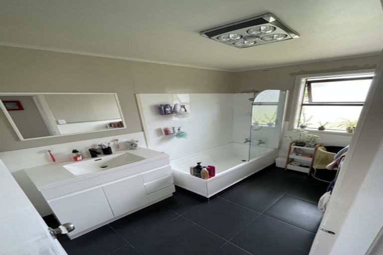 Photo of property in 13 Barclay Street, Newlands, Wellington, 6037