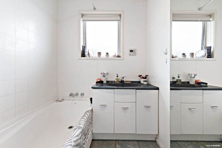 Photo of property in 48 Captain Scott Road, Glen Eden, Auckland, 0602
