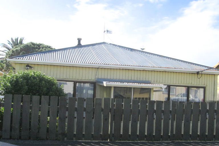 Photo of property in 12 Rua Street, Lyall Bay, Wellington, 6022