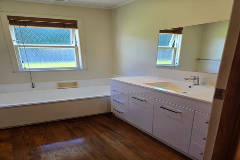 Photo of property in 40 Seabreeze Road, Narrow Neck, Auckland, 0624