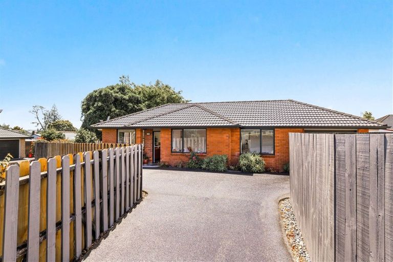 Photo of property in 15a Rixon Place, Te Atatu Peninsula, Auckland, 0610
