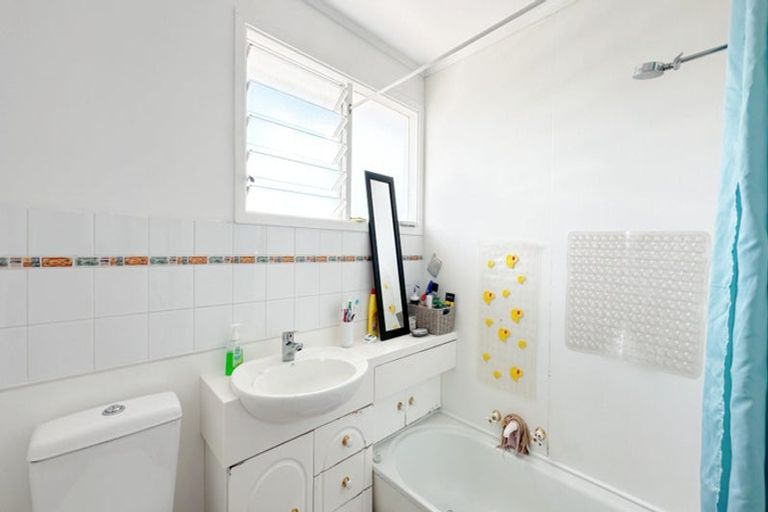 Photo of property in 18 Lingfield Street, Glenfield, Auckland, 0629