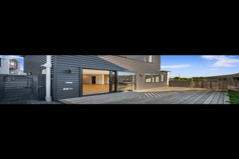 Photo of property in 2/6 Woodhouse Place, West Harbour, Auckland, 0618