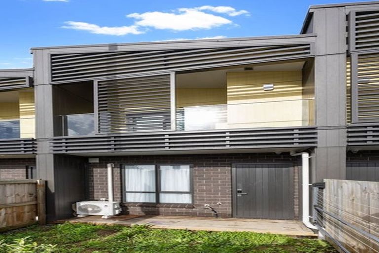Photo of property in 2/3226 Great North Road, New Lynn, Auckland, 0600