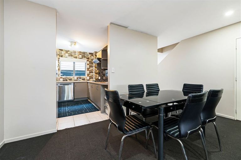 Photo of property in 28/3 Hulme Place, Henderson, Auckland, 0612