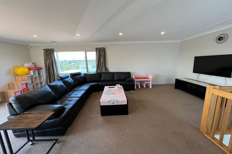 Photo of property in 2/23 Sunnyfield Crescent, Glenfield, Auckland, 0629
