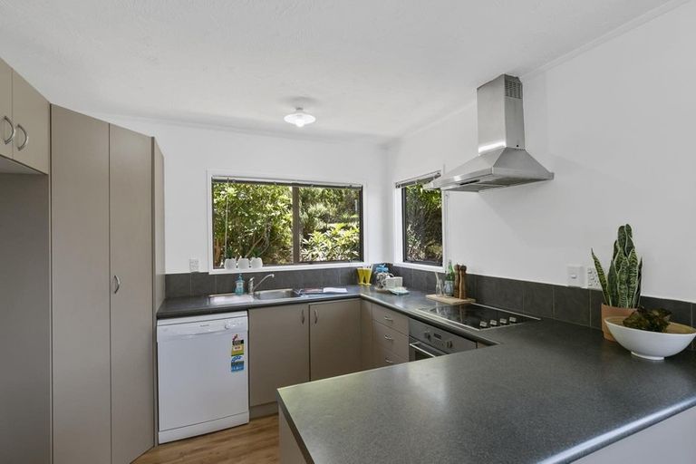 Photo of property in 11 Fernhaven Grove, Newlands, Wellington, 6037