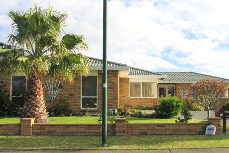 Photo of property in 27 Mcgowan Place, Orewa, 0931