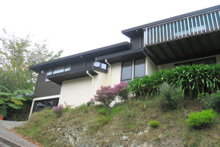 Photo of property in 16 Romney Square, Tawa, Wellington, 5028