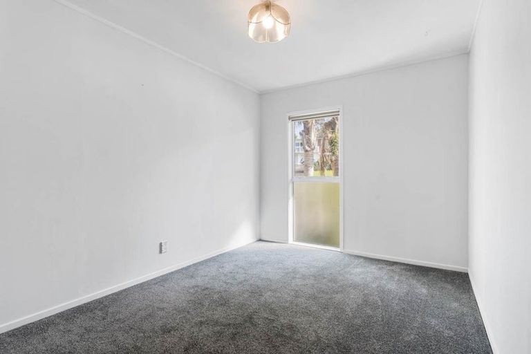 Photo of property in 19 Ravenwood Drive, Forrest Hill, Auckland, 0620