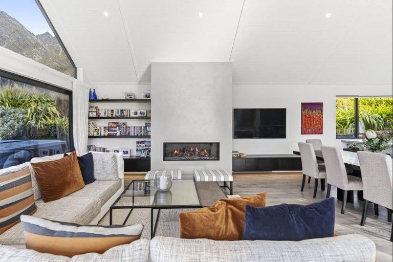 Photo of property in 10a Kinross Lane, Jacks Point, Queenstown, 9371
