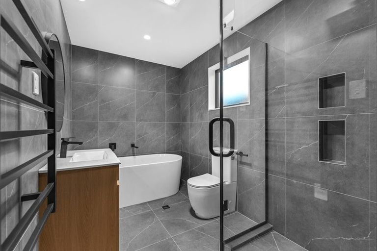 Photo of property in 2 Kama Place, Sunnynook, Auckland, 0620