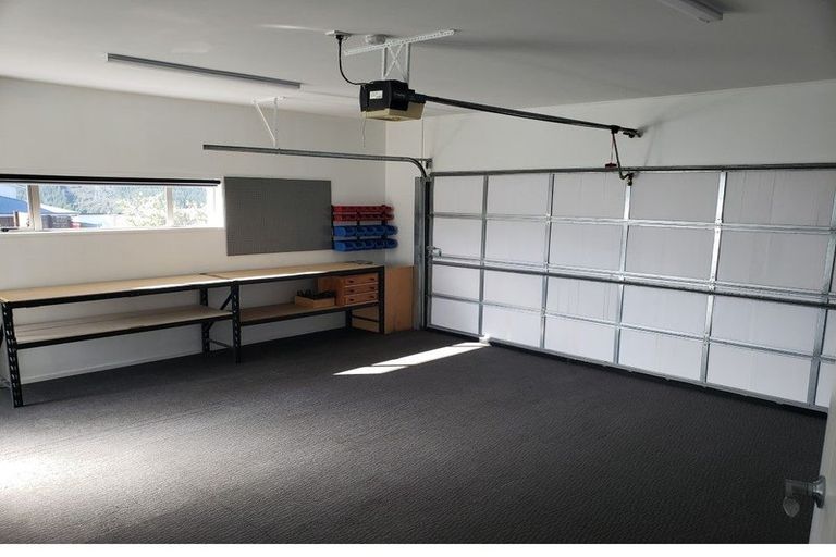 Photo of property in 18 Mcewen Crescent, Riverstone Terraces, Upper Hutt, 5018