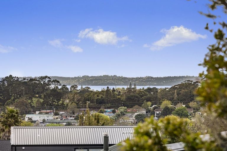 Photo of property in 18 Tokai Place, Glen Eden, 0602