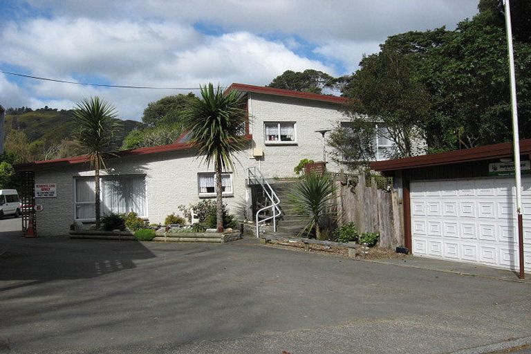 Photo of property in 27 Rowe Parade, Wainuiomata, Lower Hutt, 5014