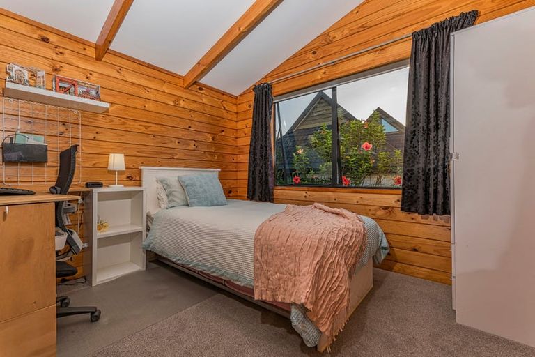 Photo of property in 32 Glucina Avenue, West Harbour, Auckland, 0618