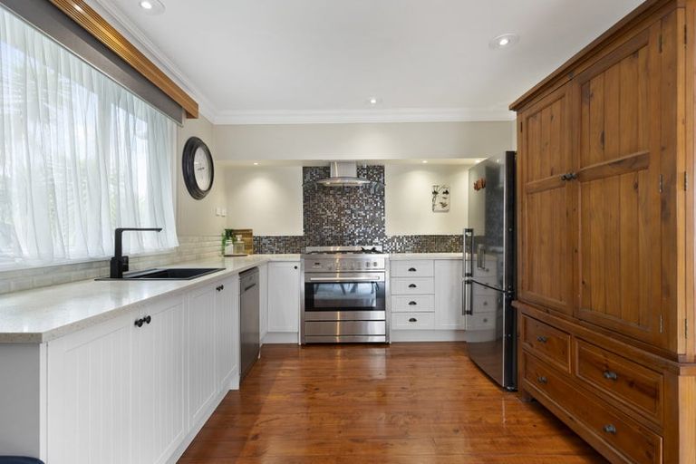 Photo of property in 11 Rangeview Road, Sunnyvale, Auckland, 0612