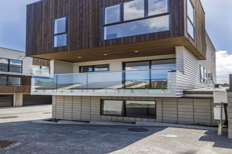 Photo of property in 67e Lake Road, Devonport, Auckland, 0624