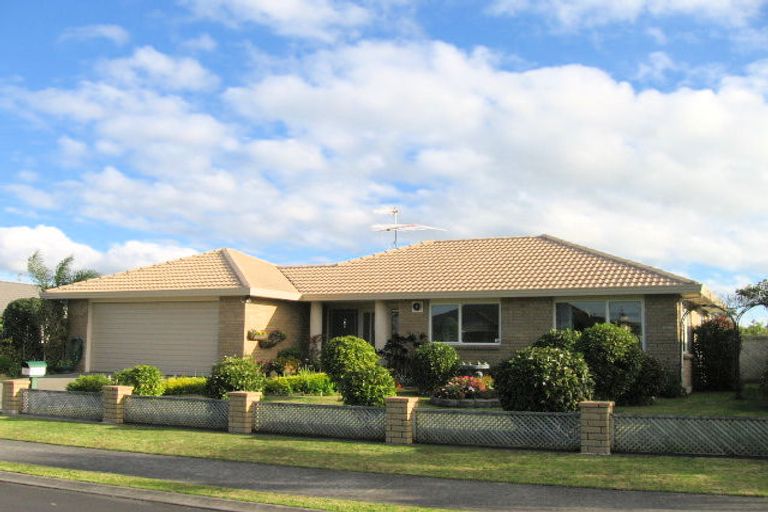 Photo of property in 25 Mcgowan Place, Orewa, 0931