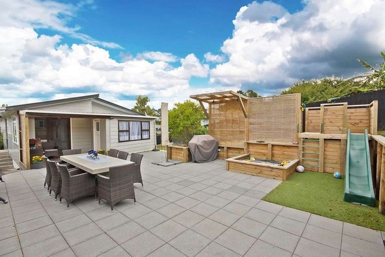 Photo of property in 44 Kemp Road, Massey, Auckland, 0614