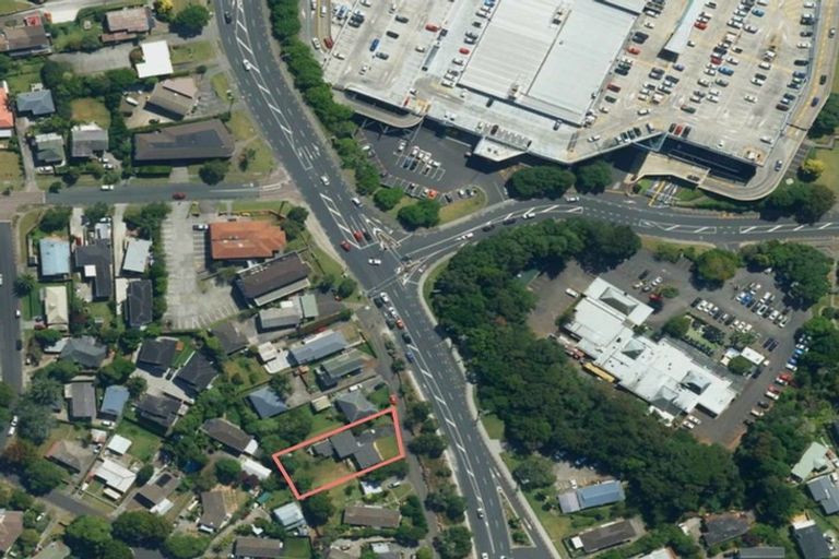 Photo of property in 1/406 Glenfield Road, Glenfield, Auckland, 0629