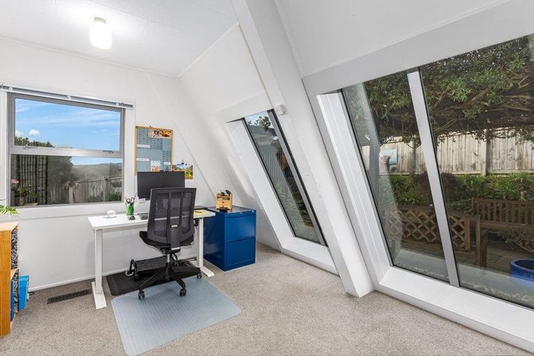 Photo of property in 112 Gloaming Hill, Titahi Bay, Porirua, 5022