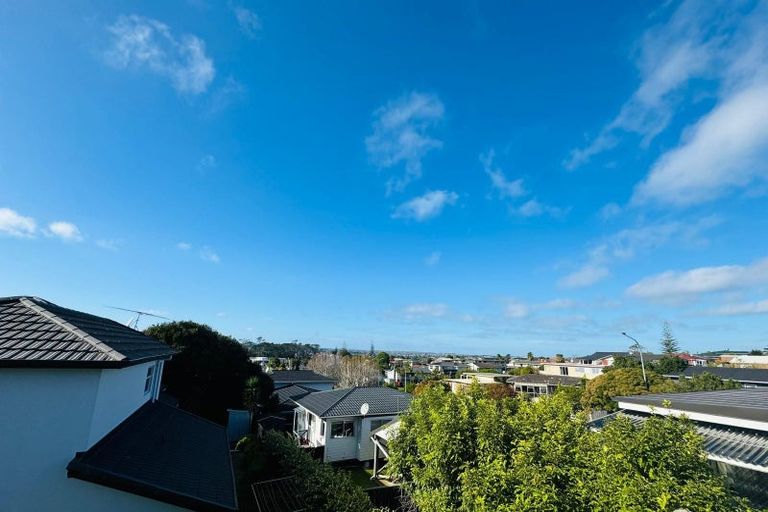 Photo of property in 3/4313 Great North Road, Glendene, Auckland, 0602