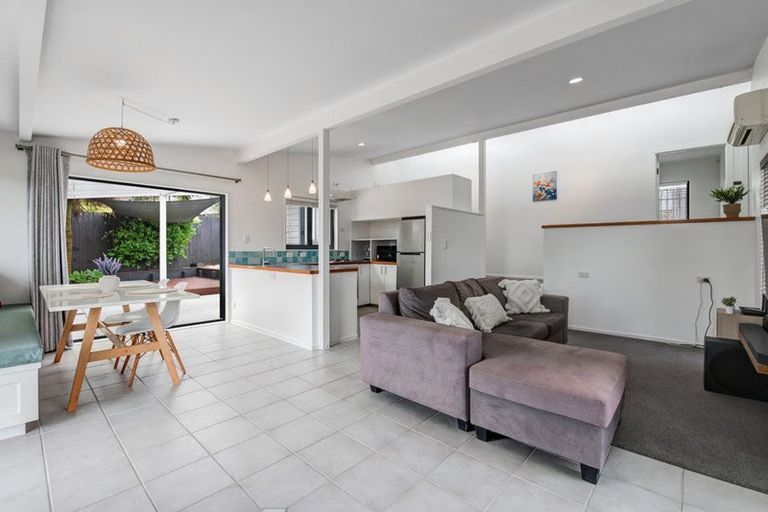 Photo of property in 2/20 Tawavale Crescent, Totara Vale, Auckland, 0629
